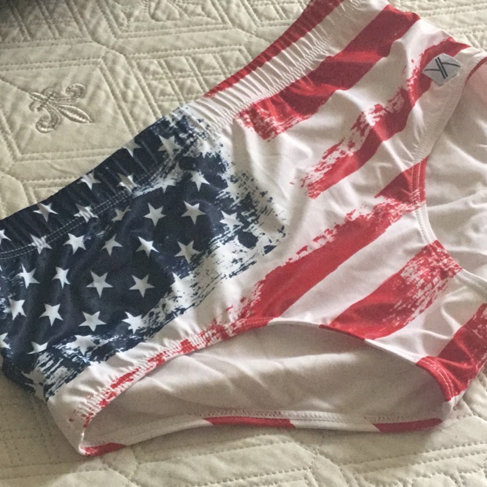 MEN AMERICAN FLAG BATHING SUIT.